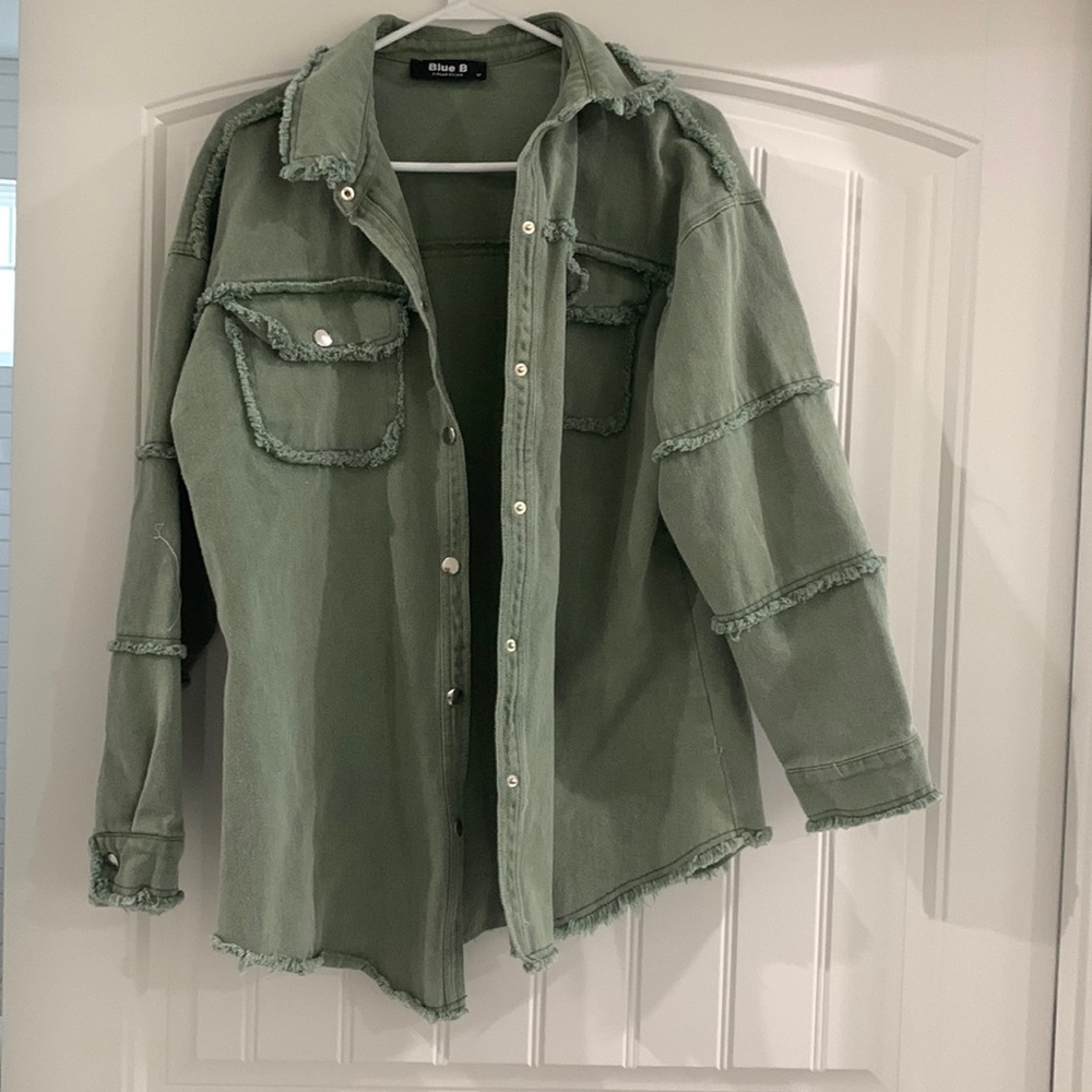Never worn womens shaket size M